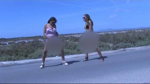 Meine Freundin und ich pi**en auf die Strasse