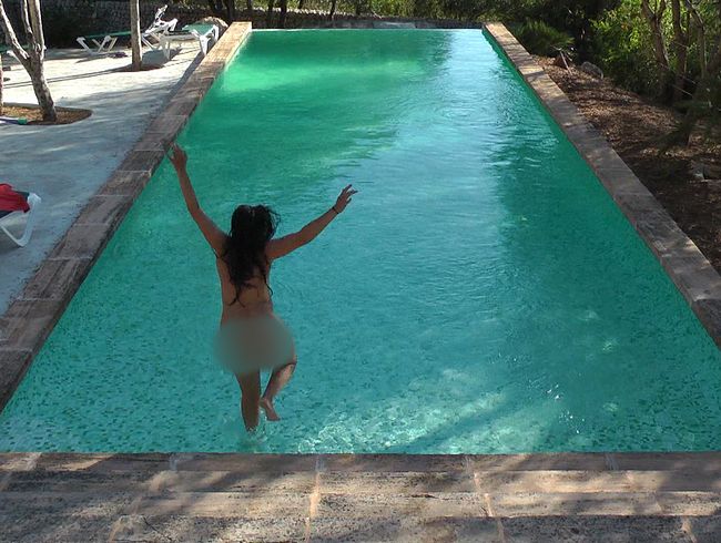 salmadenora Porno Video: Ich pi**e am Pool